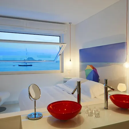Petasos & - Small Luxury Of The World